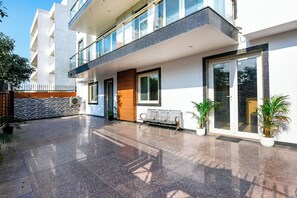 Property entrance - Fabhotel Ar Suites (Gurugram)