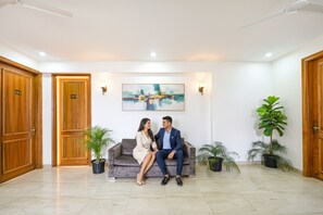 Lobby sitting area - Fabhotel Ar Suites (Gurugram)