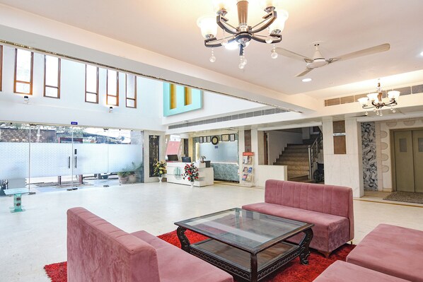 Lobby sitting area - Fabhotel Prime Zen Inn (New Delhi)