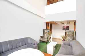 Lobby sitting area - Fabhotel Prime Zen Inn (New Delhi)