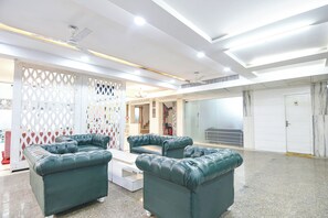 Lobby sitting area - Fabhotel Prime Zen Inn (New Delhi)