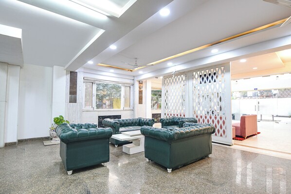 Lobby sitting area - Fabhotel Prime Zen Inn (New Delhi)