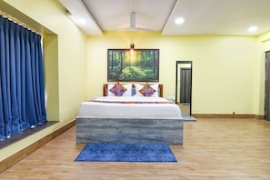 Egyptian cotton sheets, premium bedding, in-room safe, free WiFi
