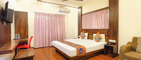 Egyptian cotton sheets, premium bedding, in-room safe, free WiFi