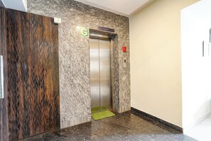 Lobby - FabHotel Royal Wood Premier - Near Karnataka Golf Association, Domlur (Bangalore)