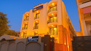 Un hotel de varios pisos con un cartel que dice "fab HOTELS".