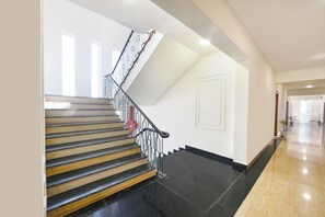 Lobby - Fabhotel Prime The Golden Petals & Banquet (Greater Noida)