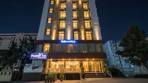 Et hotel med moderne facade, flere etager og en godt oplyst indgang.