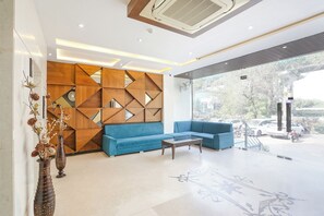 Lobby sitting area - Fabhotel Prime City Star (Agra)
