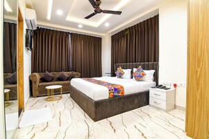 Egyptian cotton sheets, premium bedding, in-room safe, free WiFi