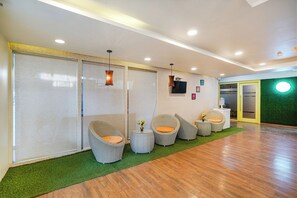 Coin salon dans le hall