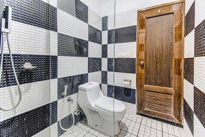 Familiekamer | Badkamer | Een douche, een regendouche, gratis toiletartikelen, handdoeken