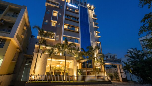 Ein mehrstöckiges Hotel mit modernem Design, erkennbar am auffälligen 'faahotels'-Schild an der Fassade.