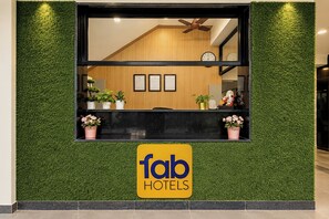 Reception - Fabhotel The Botanica (Hyderabad)