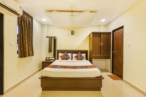 Deluxe Room | Egyptian cotton sheets, premium bedding, pillowtop beds, in-room safe