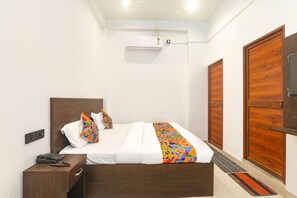 Deluxe Room | Egyptian cotton sheets, premium bedding, pillow-top beds, in-room safe - Fabhotel Hridyam Madhuram (Faizabad)