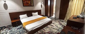 Egyptian cotton sheets, premium bedding, pillow-top beds, in-room safe - Fabhotel Siya Residency (New Delhi)