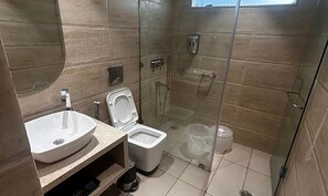 Dusche, Regendusche, kostenlose Toilettenartikel, Handtücher