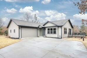 Exterior - Eagle Trail Escape - Pool and Beach Access! (Nekoosa)