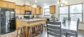 Eagle Trail Escape - Pool and Beach Access!