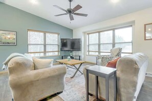 Fernseher, Bücher, Arbeitsbereiche