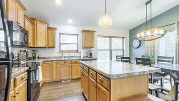 Frigorifero, microonde, forno, piano cottura