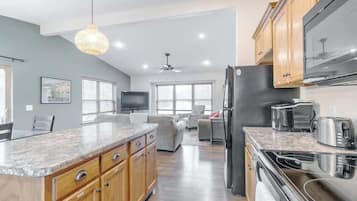 Frigorifero, microonde, forno, piano cottura