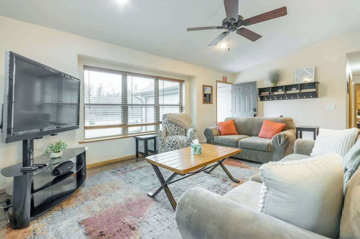 Télévision, livres, espaces bureaux