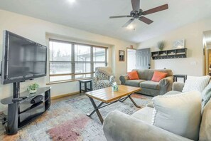 Fernseher, Bücher, Arbeitsbereiche