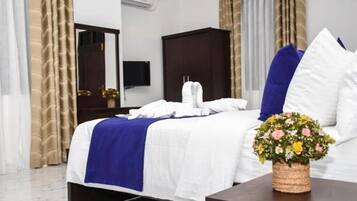 Deluxe Triple Room, Garden View | Desk, soundproofing, iron/ironing board, free WiFi
