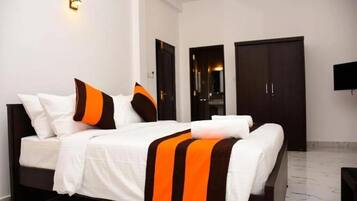 Deluxe Double Room, Garden View | Desk, soundproofing, iron/ironing board, free WiFi