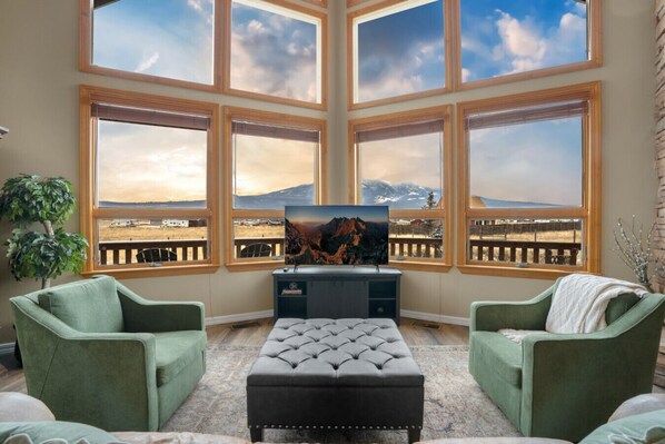 Älytelevisio, takka, videopelejä, DVD-soitin