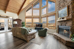 Älytelevisio, takka, videopelejä, DVD-soitin