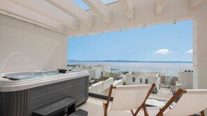 Bañera de hidromasaje al aire libre