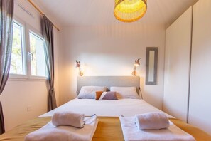 5 chambres, fer et planche à repasser, Wi-Fi, draps fournis