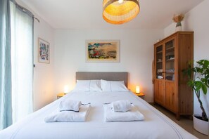 5 bedrooms, iron/ironing board, free WiFi, bed sheets