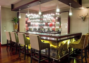 2 bars/lounges