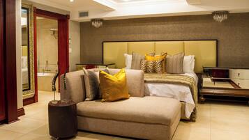 Kahden hengen luksushuone, jokinäköala | Ylelliset vuodevaatteet, memory foam -patjalliset sängyt, työpöytä