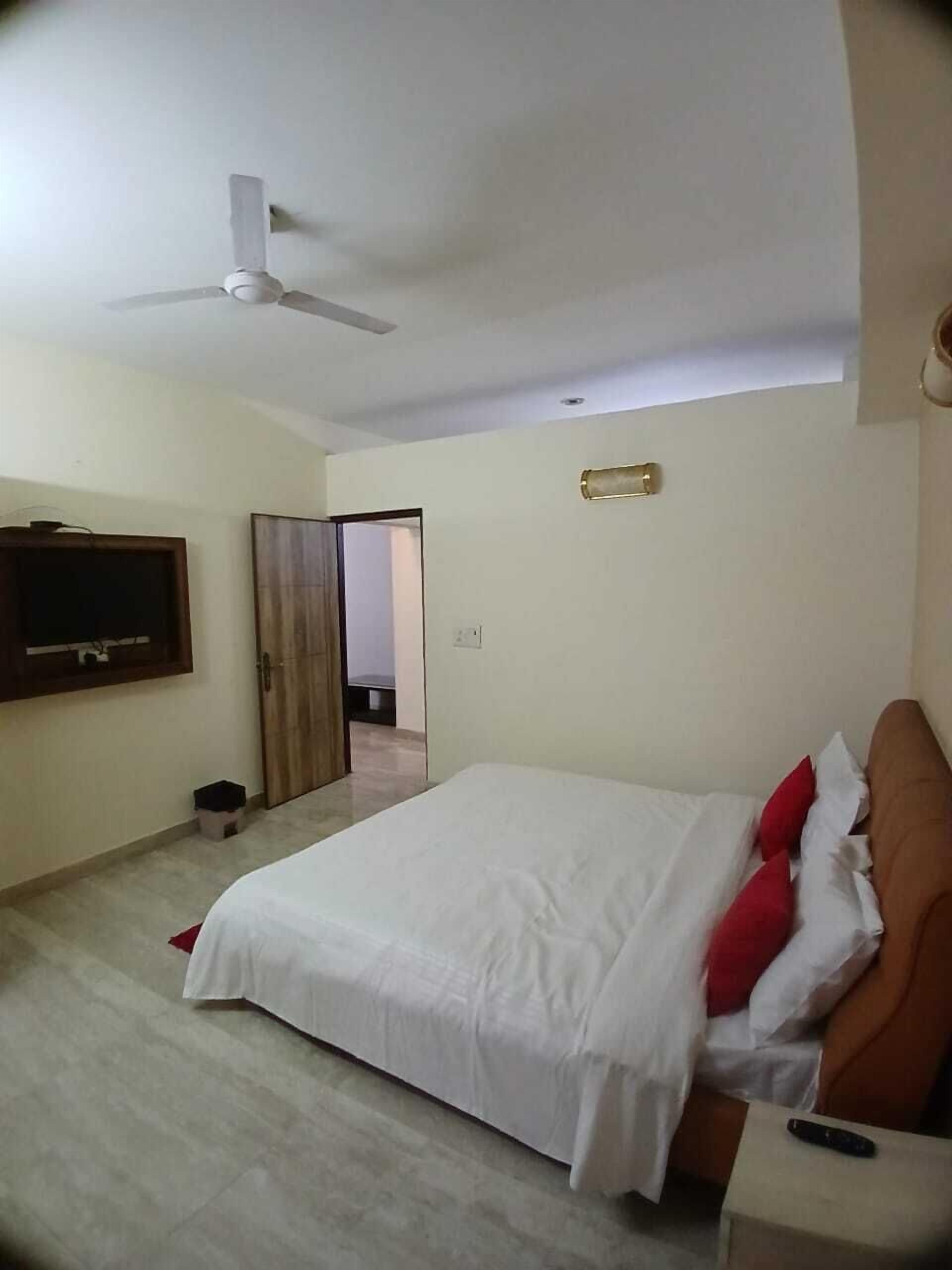 Deluxe Room | Desk, free WiFi