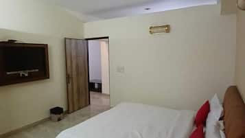 Deluxe Room | Desk, free WiFi