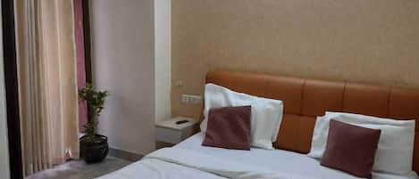 Deluxe Room | Desk, free WiFi