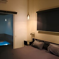 Caja de seguridad en la habitación y espacio para trabajar con laptop