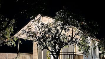Fassade der Unterkunft – Abend/Nacht