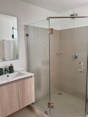 Towels, soap, toilet paper - Apartment overlooking the sea, linking the nature of the forest in the mountains. (Jacó)