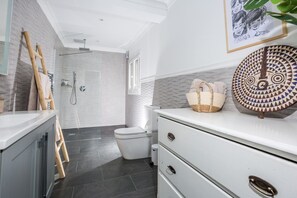 Douche, sèche-cheveux, serviettes fournies