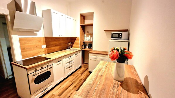 Fridge, microwave, oven, stovetop