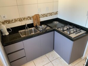 Geladeira, micro-ondas, cooktop, cafeteira/chaleira