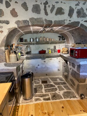 Fridge, microwave, oven, stovetop - Character house with breathtaking views (Saint-Cirgues-de-Jordanne)