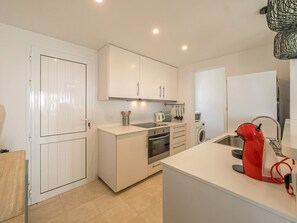 Kühlschrank, Geschirrspüler, Wasserkocher mit Kaffee-/Teezubehör