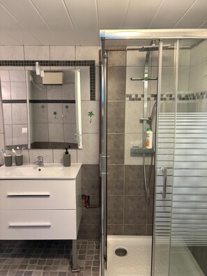 Douche, sèche-cheveux